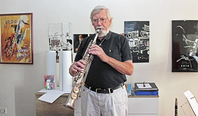 Manfred Berger bringt sich musikalisch in der Kreativwerkstatt ein | Foto: jab