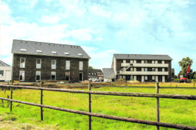 Links das neue Boardinghaus, rechts das Apartmenthaus von 2012, beide mit Blick ins Grüne | Foto: sb