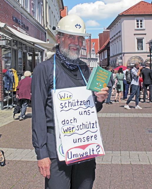 Manfred Wetzel informiert gut geschützt zum Schutz der Artenvielfalt | Foto: jab