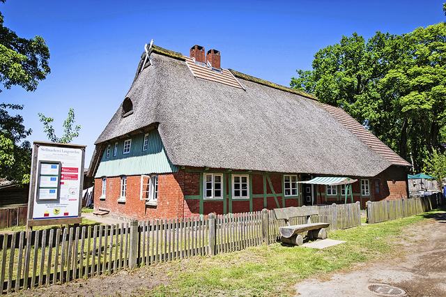 Das reetgedeckte Wohnhaus der Museumsstellmacherei bezaubert mit nostalgischen Charme