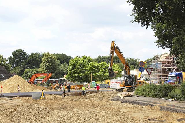 Blick von der Bahnhofstraße auf die Baustelle. Wenn alles klappt, kann hier zum Jahreswechsel wieder der Verkehr rollen | Foto: sb