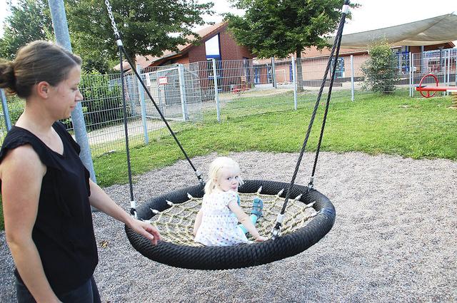 Die zweijährige Gesa mit ihrer Mutter auf dem Spielplatz neben der Kita
