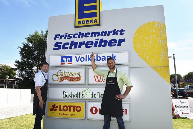 Inhaber Ulf Schreiber (li.) und Mitarbeiter Danilo De Palmis
weisen darauf hin: Der Edeka Frischemarkt Schreiber ist
weiterhin gut von den Kunden erreichbar