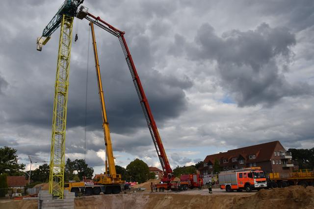 Kein alltäglicher Einsatz: Die Feuerwehr musste einen Arbeiter aus 35 Meter Höhe retten | Foto: Florian Baden