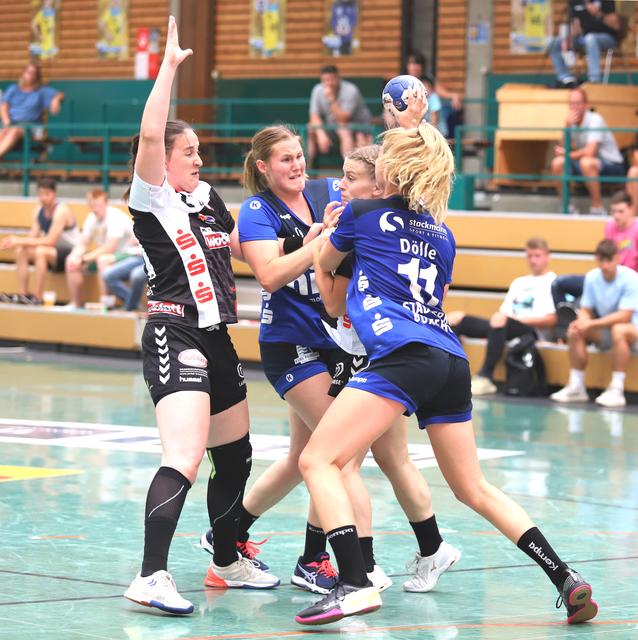 Kampfgeist pur zwischen dem BSV (in blau) und den "Luchsen" | Foto: cc