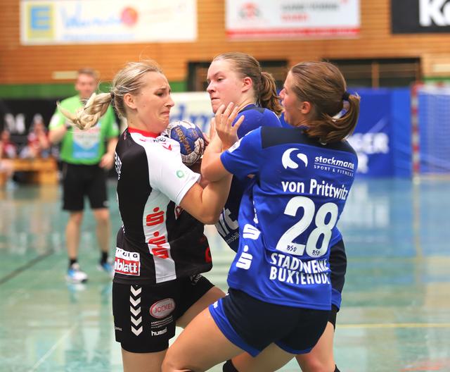 Lisa Borutta (li.) von den Luchsen behauptet gegen zwei BSV-Gegenspielerinnen den Ball | Foto: cc