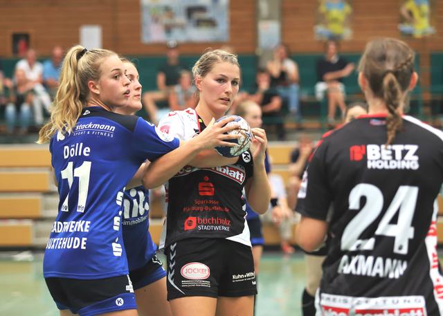 Marleen Kadenbach (Mitte) behauptet die Kugel gegen Isabella Dölle (v.l.) und Paulina Golla vom Buxtehuder SV | Foto: cc