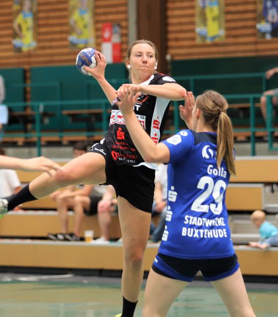 Luchse-Neuzugang Louise Cronstedt (li.) beim Sprungwurf aus dem Rückraum | Foto: cc