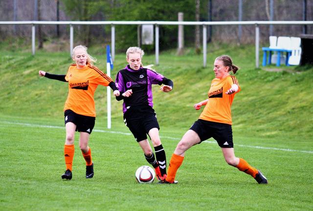 Emilia van Gunst (Mitte) präsentierte sich auch bei ihrem vorherigen Verein, dem Buchholzer FC, sehr trickreich. Jetzt wehselte sie zum VfL Jesteburg