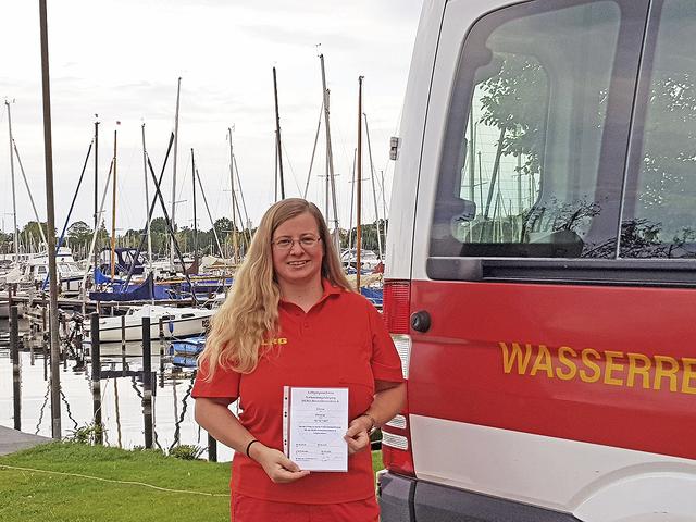 Mit Urkunde: Melanie Zirzow von der DLRG Buxtehude