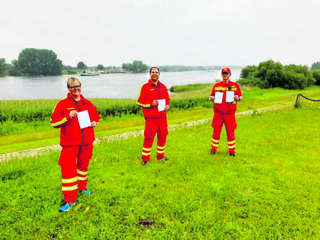 Bei der Übergabe der Teilnehmerurkunden (v. li.): Margret Holste, Leiterin der Verbandskommunikation des DLRG-Bezirks Nordheide, Florian Rosenow (DLRG Tostedt) und DLRG-Referent Nils Meinke