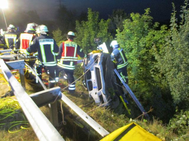 Rund 30 Feuerwehrleute rückten zur Unfallstelle an