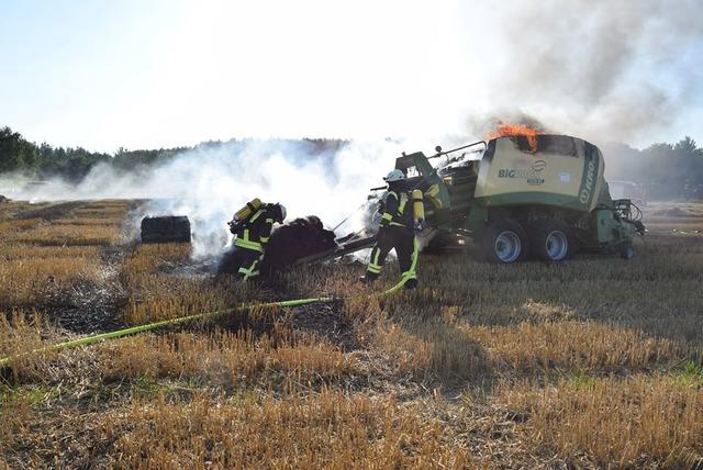 Rund 60 Feuerwehrleute waren bei dem Brand der Landmaschine im Einsatz | Foto: Günter Kachmann/Feuerwehren der Samtgemeinde Harsefeld