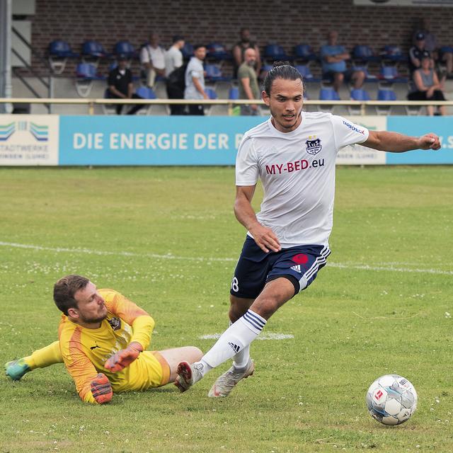 Da war Winsens Keeper Florian Neuhofer am Boden: Clever umkurvt Len Aike Strömer den VfL-Schlussmann und lenkt den Ball zum 3:0 (34. Minute) für den TuS Dassendorf ins Netz