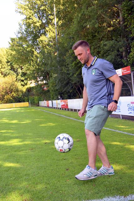 Meckelfelds neuer Chefcoach Michel Welke jongliert auf dem Sportplatz Am Anger gekonnt mit dem Ball