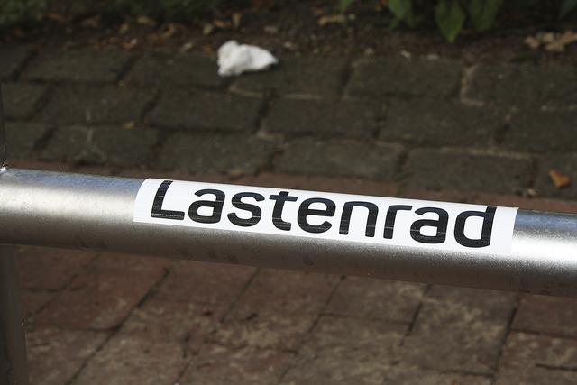 Sehr dezent: Nur ein unscheinbarer Aufkleber weist auf das neue Angebot für Radbesitzer hin