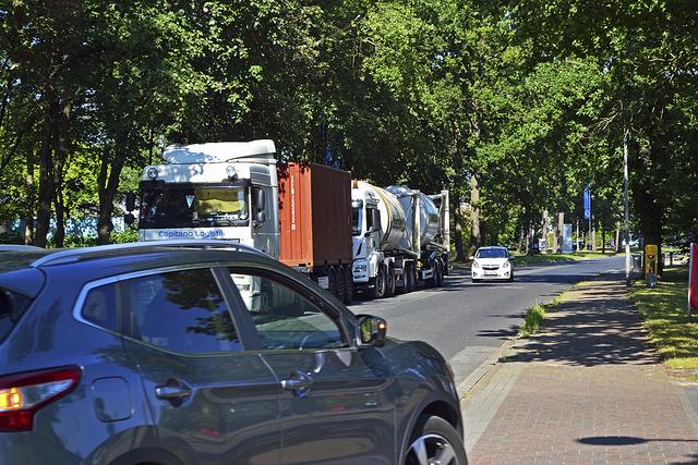 Die Zinnhütte wäre für beidseitige Radwege breit genug. Auf einer Seite parken ständig Lkw