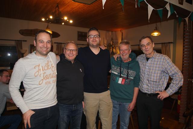 Der Vorstand des Schützenvereins Hittfeld und Umgebung nach der Wahl im Januar 2020 (v. li.): erster stellvertretender Vorsitzender Timo Röntsch, erster Vorsitzender Ralf Ostermann, zweiter stellvertretender Vorsitzender Fabian Rand, Kassenwart Peter Lisken und Schriftführer  Stefan Klein | Foto: Schützenverein Hittfeld