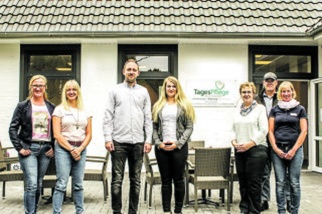 Geschäftsführer Marcel Meyer und Einrichtungsleiterin Pia Maaß (Mitte) mit Team freuen sich über die Eröffnung ihrer Tagespflege Hechthausen   | Foto: sb