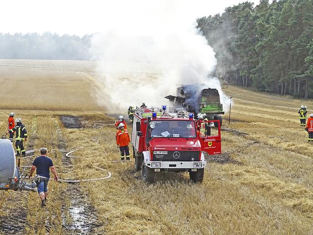 Die Feuerwehren konnten ein Übergreifen des Feuers auf Feld und Wald verhindern