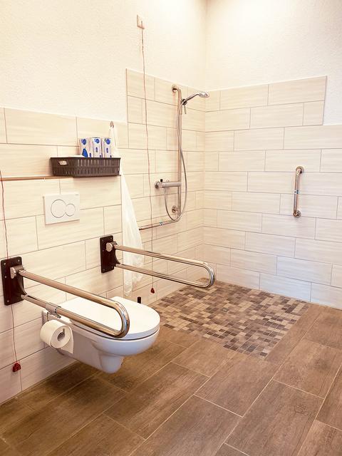 Pflegebad mit Dusche | Foto: Tagespflege Hechthausen