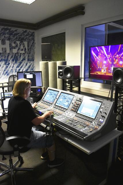 Für den perfekten Ton im Streammax-Studio bei GROH PA sorgte Oliver Voges hinter dem Mischpult. Er ist bereits mit Bands und Künstlern wie Deftones, Faith No More, Pur, Peter Maffay, Scorpions, Herbert Grönemeyer und Fettes Brot auf Tour gewesen und war auch bei Rock am Ring für den Sound verantwortlich. | Foto: Axel-Holger Haase