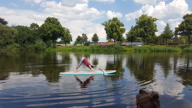 Sieht schwerer aus als es ist: Yoga auf dem Wasser | Foto: SMTG
