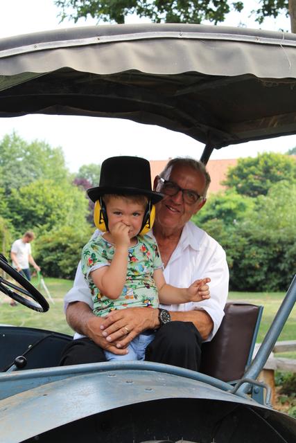Hatten Spaß an dem besonderen Konzert: Traktorbesitzer Hans Brammer und Enkel Paul (3) | Foto: ce