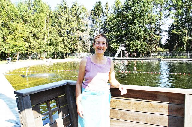 Bei Anke Bayer ersetzt ein großes Handtuch jetzt die 
geschlossene Umkleidekabine im Sauensieker Bad | Foto: sla