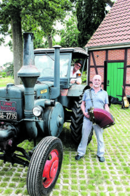 Gut aufeinander "eingespielt": "MaCajun"-Musiker Klaus Haettich und der Lanz Bulldog von Landwirt Hans Brammer | Foto: ce