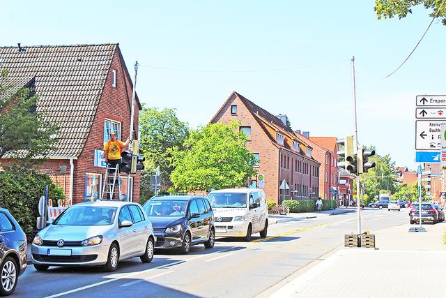 An der Kreuzung Am Radeland / Buenser Weg wurden am Mittwoch die Übergangsampeln montiert | Foto: as