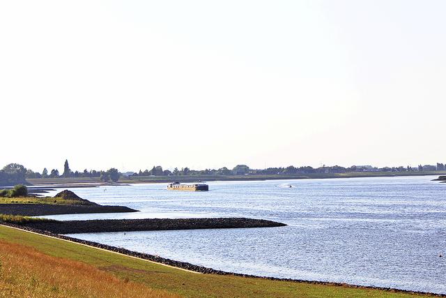 Obacht - die Elbe ist auch bei Niedrigwasser ein viel befahrener Wasserweg