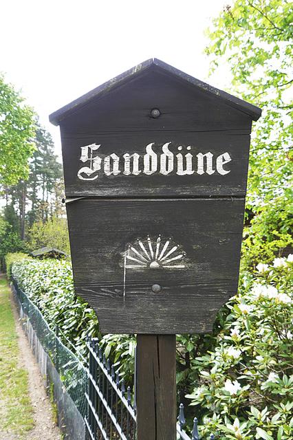 Die Beschilderung im Ort Bendestorf weist auf die Sanddüne hin | Foto:  Naturpark Lüneburger Heide
