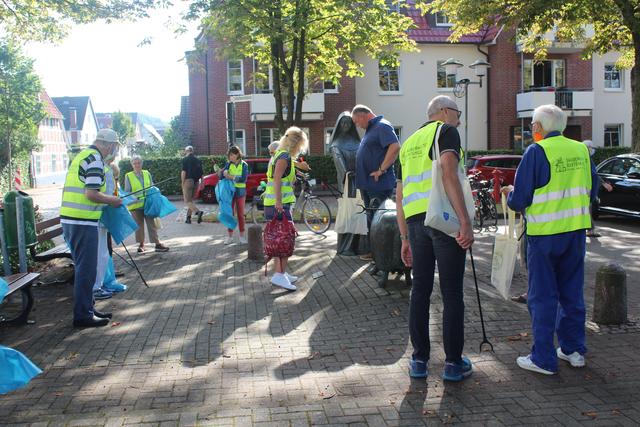 Die Teilnehmer bekommen Greifer, Westen, Handschuhe und Mülltüten von der Stadt