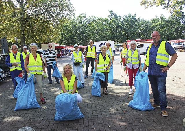 Gemeinsames Müllsammeln in der Coronazeit ist erlaubt: Nicole Rüsch (vorn) und Holger Ullenboom (re.) von der Stadt mit zwölf Senioren, die kiloweise Müll auf dem Schafmarktplatz zusammentragen