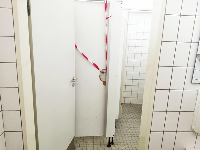 Eine kaputte und abgesperrte Toilettentür im 
Schukindergarten  | Foto: Privat
