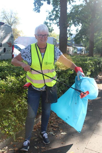Heike Ratjens beim Müllsammeln