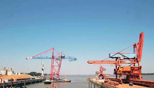 Im Stader Industriehafen legte der Ponton einige Tonnen Wasser an Gewicht zu