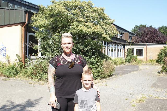 Daniela Fromheim und Sohn Erik vor dem Schulkindergarten Fotos: sla