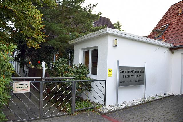 Eingang zum Senioren- und Pflegeheim Falkenhof: Besucher müssen sich vor dem Betreten telefonisch anmelden
