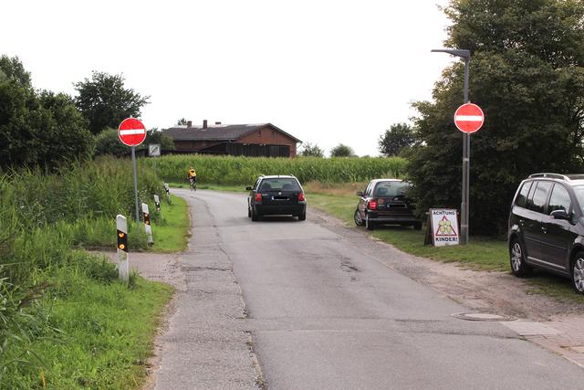 Viele Autofahrer missachten das Durchfahrtsverbot. Deswegen soll der Autoverkehr jetzt ganz ausgesperrt werden Fotos: thl