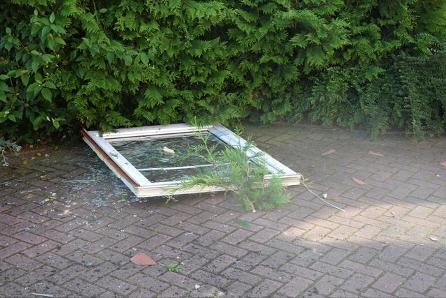 Mitsamt Rahmen landete das Fenster ein Stück weiter auf der Straße | Foto: Feuerwehr/Kachmann
