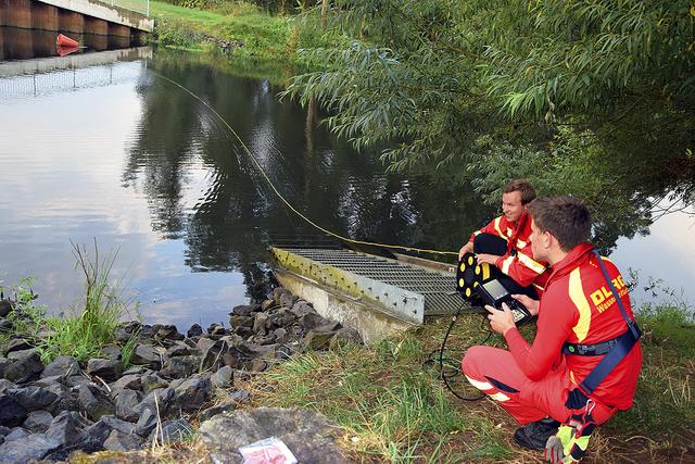 Die DLRG-Einsatzkräfte Pascal Henning (li.) und Louis Albrecht trainieren mit dem Tauchroboter (kleines Foto) 