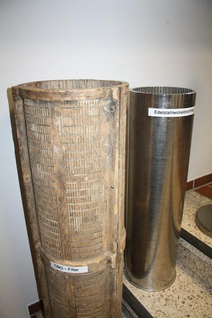 Damals und heute: links ein Holzfilter aus den 1960er Jahren, rechts ein Edelstahlfilter, wie er derzeit verwendet wird