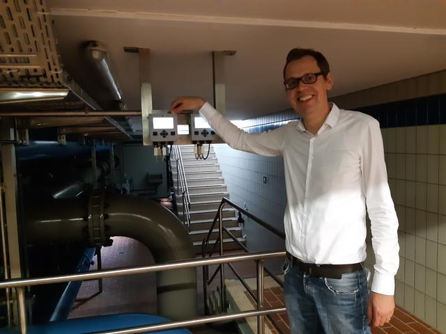 Niels Hornig an einem Prüfstand für das Leitungssystem