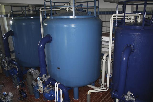 Im Oxidator (re.) wird Sauerstoff zugeführt, in den Behältern daneben wird das Wasser von Rost und Schwebstoffen befreit