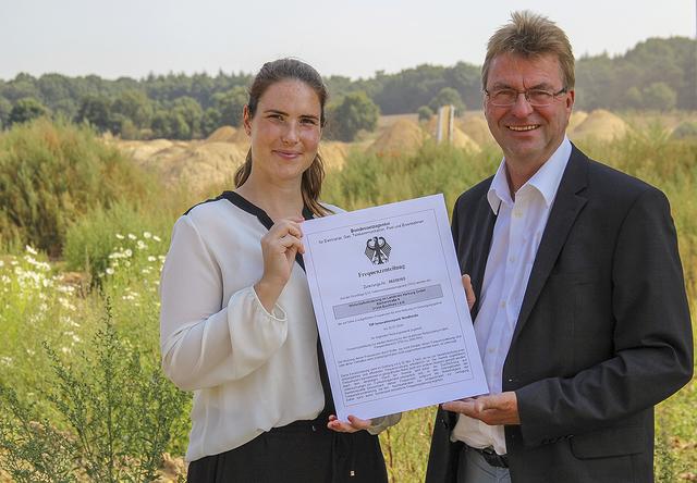 Projektmanagerin Jennifer Coordes und WLH-Geschäftsführer Jens Wrede mit Urkunde der Bundesnetzagentur   | Foto: WLH