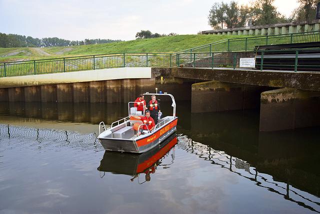 DLRG-Retter suchen bei einer Übung am Seevesiel auf der Elbseite mit dem Seitensichtsonar nach Gegenständen auf dem Untergrund des Flusses Fotos: ts
