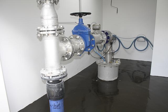 Eine Pumpe, mit der das Wasser aus 100 bis 200 Metern Tiefe heraufgepumpt wird