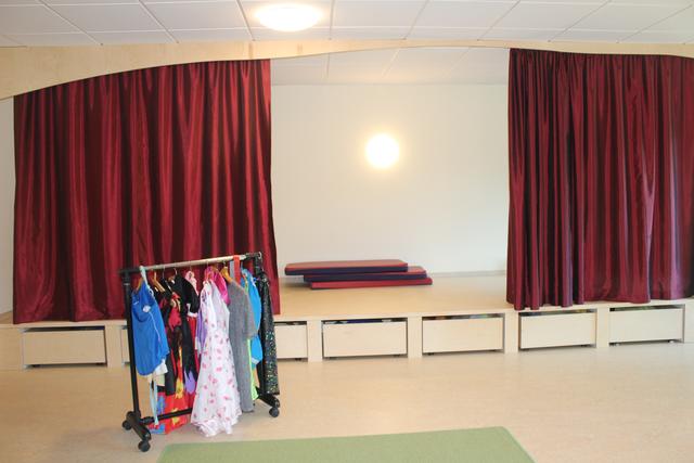 Der Differenzierungsraum wurde nach den Plänen des Kita-Teams gestaltet und hat eine richtige Bühne